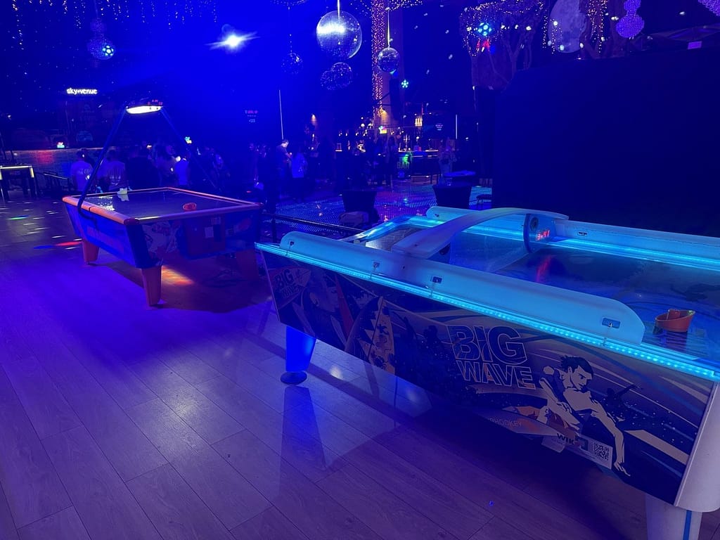 Δύο τραπέζια air hockey σε εταιρική εκδήλωση στο Sky Venue Θεσσαλονίκης