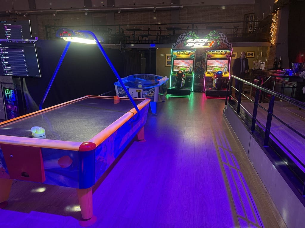 Τραπέζι air hockey και αγωνιστικά μηχανήματα arcade σε εταιρική εκδήλωση