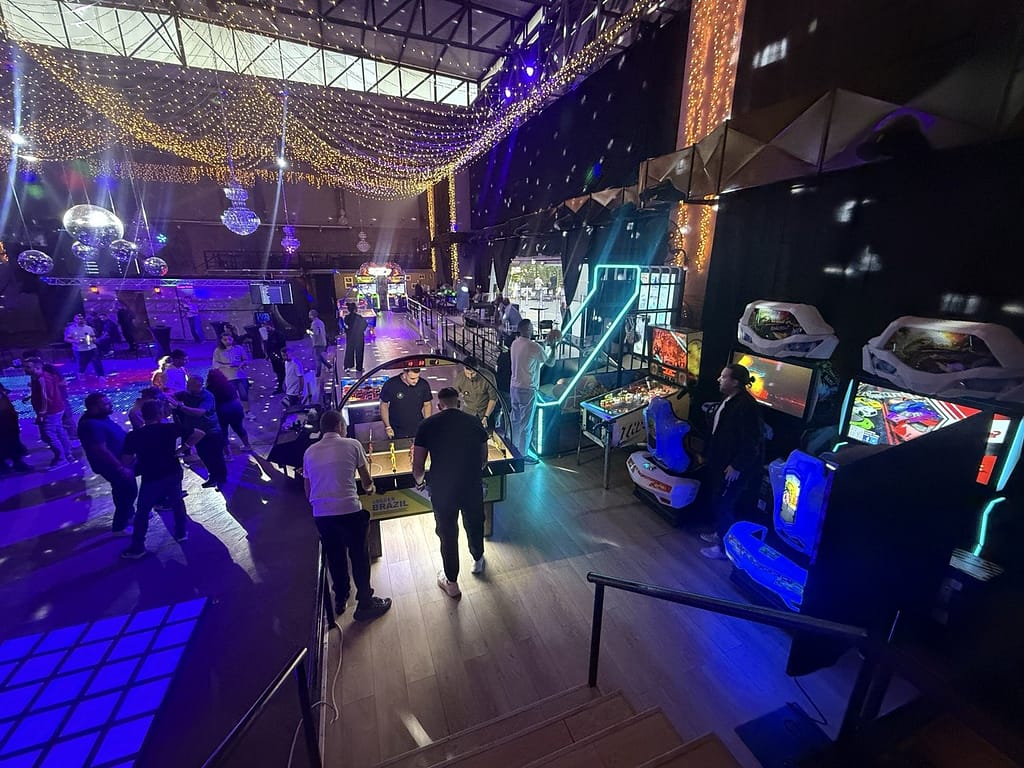 Arcade μηχανήματα στημένα σε εταιρική εκδήλωση στην κύρια αίθουσα του Sky Venue Θεσσαλονίκης