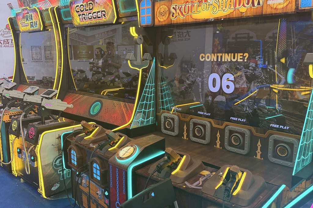 Διάδρομος έκθεσης με φωτισμένα arcade μηχανήματα και οθόνες στην GTI China Expo 2026