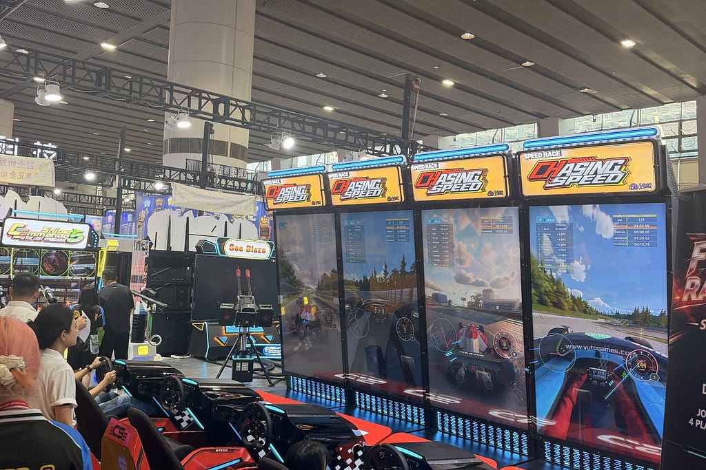 Καθιστά racing arcade simulator τεσσάρων θέσεων με μεγάλες κάθετες οθόνες, στην GTI China Expo 2026