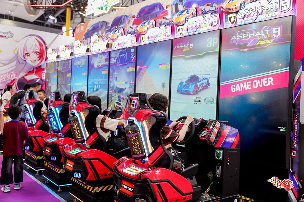 Σειρά από arcade μηχανήματα αγώνων Asphalt 9 Legends Arcade με παίκτες σε δράση, στην GTI China Expo 2026