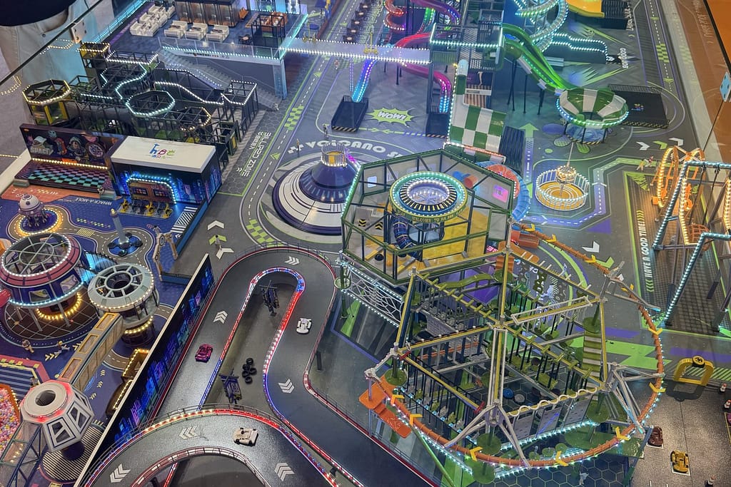 Φωτιζόμενη μακέτα ολοκληρωμένου family entertainment center με πίστα go-kart, παιδότοπο και ζώνες παιχνιδιών, GTI China Expo 2026