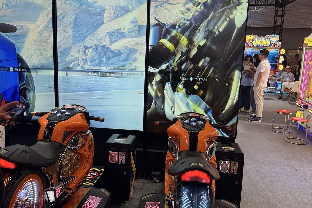 Δύο moto arcade simulator με οθόνες, σε περίπτερο της GTI China Expo 2026