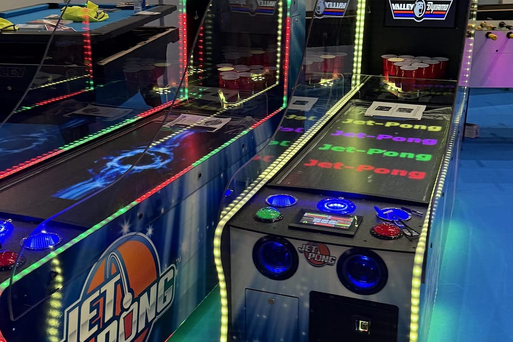 Διάδρομοι mini bowling με φωτισμό neon σε περίπτερο της IAAPA Expo Europe 2025 στη Βαρκελώνη