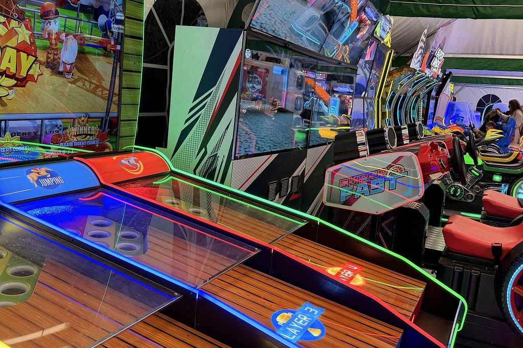 Δύο φωτισμένα τραπέζια air hockey μέσα σε τέντα, σε χριστουγεννιάτικη εκδήλωση στη Θεσσαλονίκη