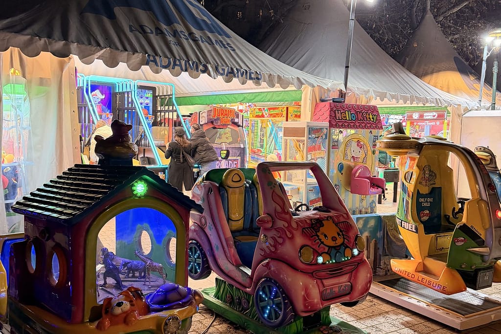 Πολύχρωμα κουνιστά παιχνίδια (kiddie rides) με φωτισμό LED σε χριστουγεννιάτικη εκδήλωση στην πλατεία Αριστοτέλους