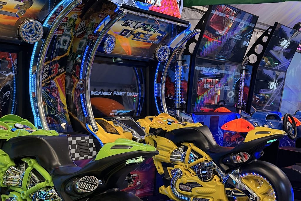Πολύχρωμα moto arcade simulator μοτοσυκλέτας σε σειρά, σε χριστουγεννιάτικη εκδήλωση στη Θεσσαλονίκη