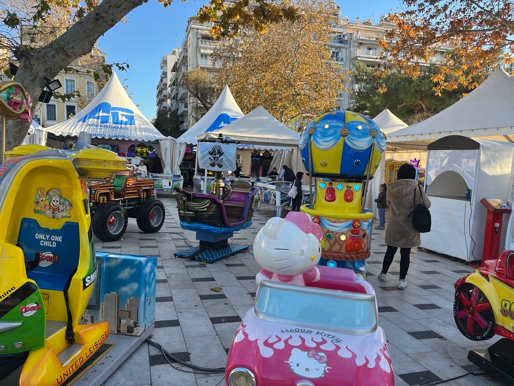 Κουνιστά παιδικά αυτοκινητάκια, αερόστατο και πειρατικό καράβι στην Πλατεία Αριστοτέλους
