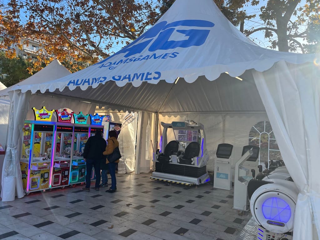 Τέντα AdamsGames με claw machines και καμπίνα προσομοίωσης δύο θέσεων στην Πλατεία Αριστοτέλους