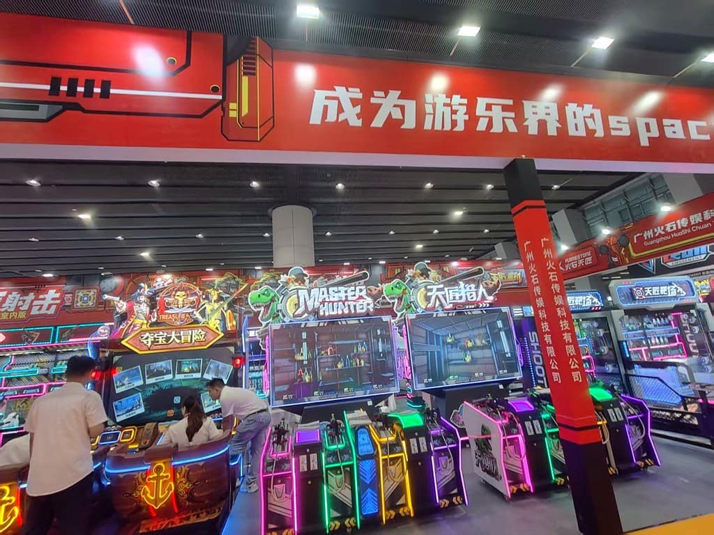 Γενική άποψη διαδρόμου στην 17η GTI China Expo 2025 στην Guangzhou, με φωτισμένα περίπτερα ψυχαγωγικών μηχανημάτων