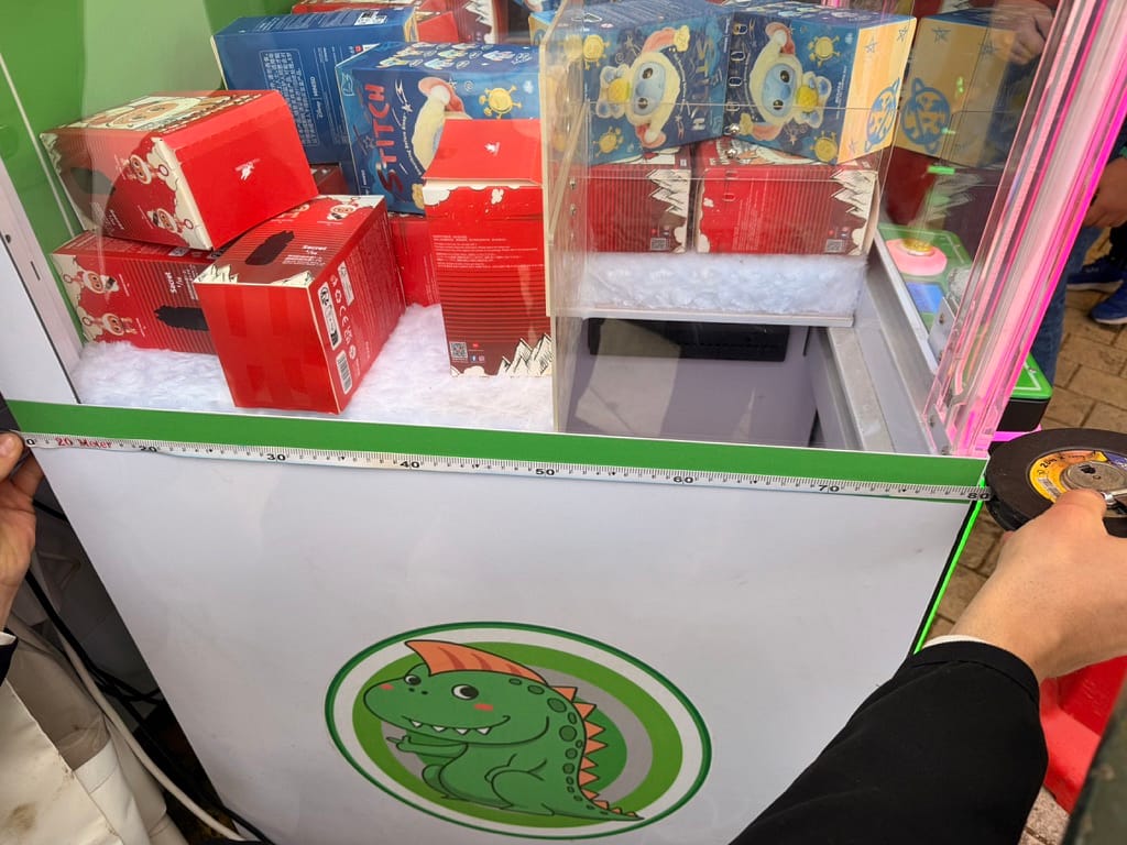 Έπαθλα σε συσκευασίες πάνω σε βαμβάκι, μέσα στη βιτρίνα του γερανού