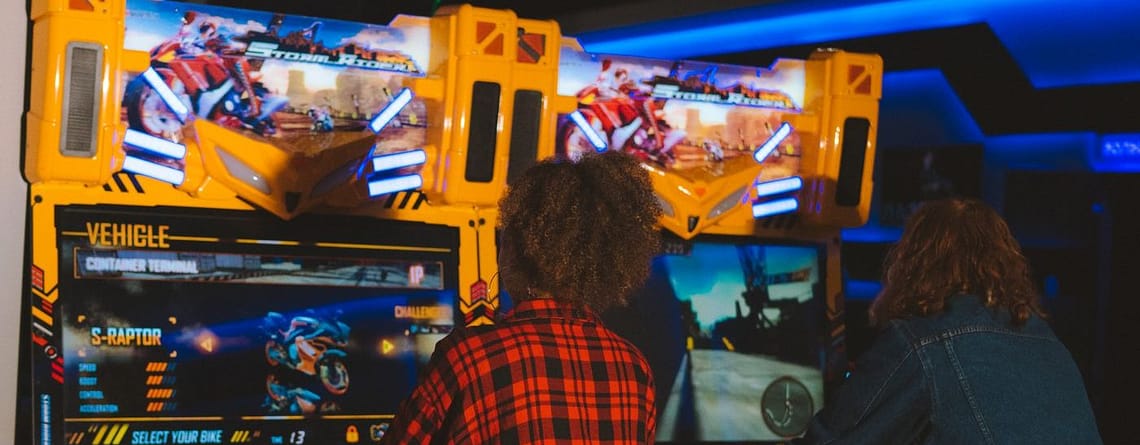 Παίκτες απολαμβάνουν moto simulators σε χώρο ψυχαγωγίας