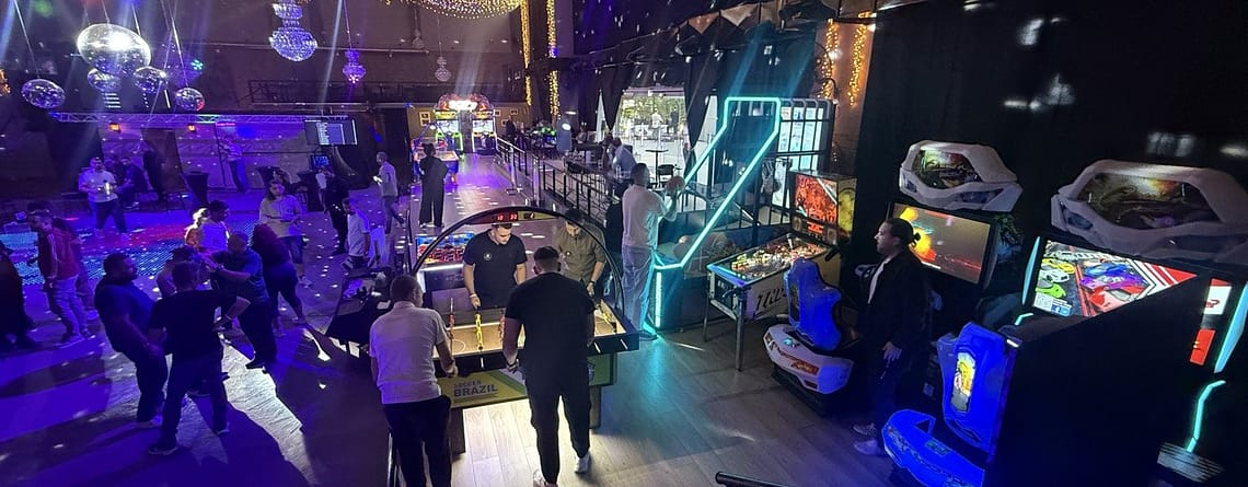 Arcade μηχανήματα στημένα σε εταιρική εκδήλωση στην κύρια αίθουσα του Sky Venue Θεσσαλονίκης