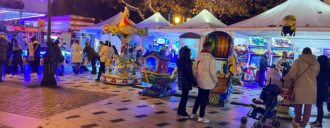 Λευκές τέντες με arcade μηχανήματα και καρουζέλ στην πλατεία Αριστοτέλους Θεσσαλονίκης το βράδυ