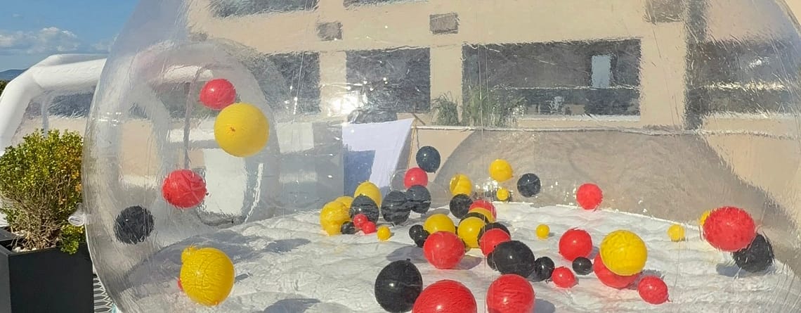 Διάφανος φουσκωτός θόλος bubble house της AdamsGames με μπαλόνια, στημένος στη στέγη πολυτελούς ξενοδοχείου στη Χαλκιδική