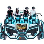 VR Sky Rider Cinema σε λειτουργία - τέσσερις παίκτες με VR headsets σε κινούμενα καθίσματα