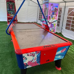 Air Hockey Gold σε τέντα εκδήλωσης — τραπέζι air hockey με κερματοδέκτη σε εξωτερικό χώρο