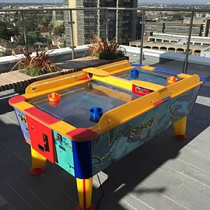 Air Hockey Shark σε ταράτσα — αδιάβροχο τραπέζι air hockey σε εξωτερικό χώρο