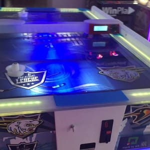Arctic Air Hockey σε αίθουσα, με αναμμένο φωτισμό LED στις μπάρες