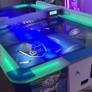 Arctic Air Hockey — το τραπέζι σε λειτουργία, πλάγια όψη
