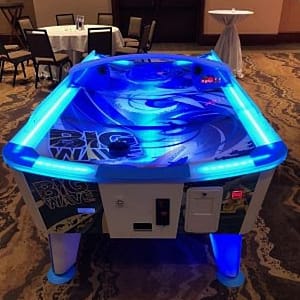 Big Wave Air Hockey σε αίθουσα εκδηλώσεων, με αναμμένο φωτισμό LED