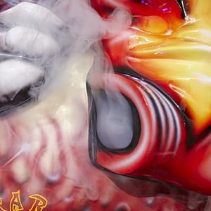 Το Boxer Dragon σε λειτουργία, με το εφέ καπνού να βγαίνει από το στόμα του δράκου
