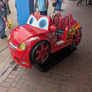 Cabrio MC σε εξωτερικό χώρο — κόκκινο κουνιστό αυτοκινητάκι