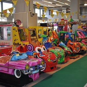 Cadilak σε σειρά κουνιστών, μέσα σε εμπορικό κέντρο
