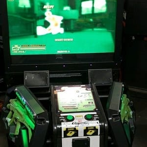 Ghost Squad DX της Sega — μετωπική όψη με τα δύο όπλα