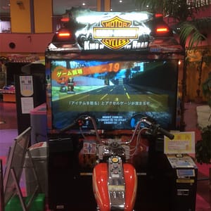 Harley-Davidson King of the Road — μετωπική όψη με τη ρέπλικα μοτοσικλέτας