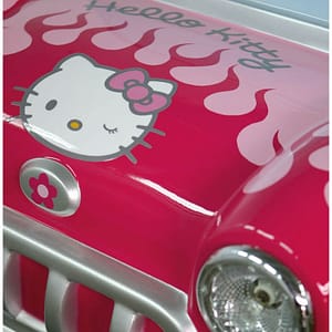 Hello Kitty — λεπτομέρεια από το καπό με τις ροζ φλόγες