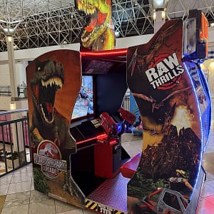 Jurassic Park Arcade της Raw Thrills — η καμπίνα με τον τυραννόσαυρο