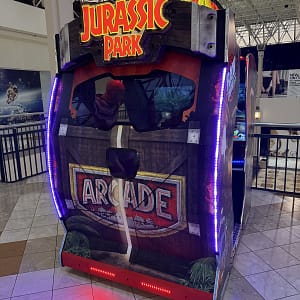 Jurassic Park Arcade — μπροστινή όψη με τα όπλα και τον φωτισμό