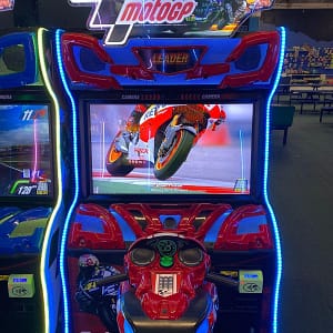 Moto GP της Raw Thrills — το μηχάνημα σε αίθουσα ψυχαγωγίας