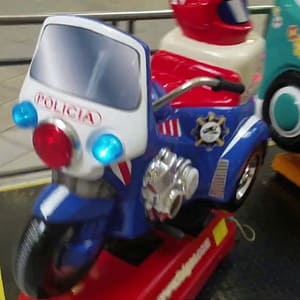 Moto Polizei — μπροστινή όψη με τους φάρους και τα σήματα