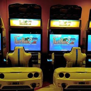OutRun 2 SP σε αίθουσα ψυχαγωγίας — τέσσερις μονάδες συνδεδεμένες στη σειρά