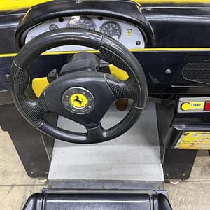 OutRun 2 SP — τιμόνι Ferrari και ταμπλό της θέσης οδήγησης