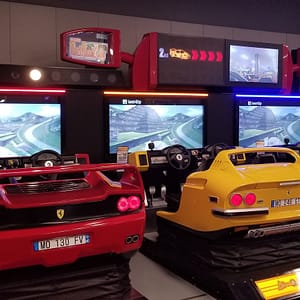 OutRun 2 SP SDX — οι τέσσερις θέσεις σε αίθουσα ψυχαγωγίας
