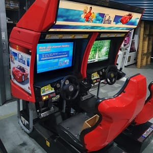 OutRun 2 Twin — πλάγια όψη με τα κόκκινα καθίσματα