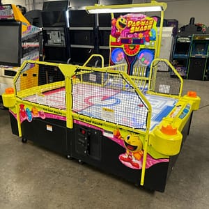 Pac-Man Air Hockey — πλάγια όψη με τον πίνακα σκορ
