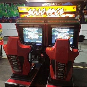 Scud Race Twin σε λειτουργία — διπλό αγωνιστικό μηχάνημα SEGA με φωτισμένη μαρκίζα