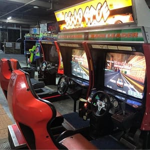Scud Race Twin — οι δύο θέσεις με τα κόκκινα καθίσματα και οι οθόνες σε παιχνίδι