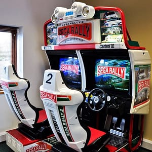 Sega Rally 2 — η διπλή καμπίνα δύο θέσεων σε λειτουργία