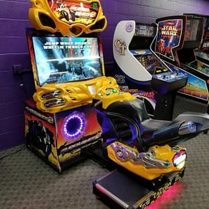 Super Bikes 2 της Raw Thrills — το μηχάνημα σε αίθουσα με φωτισμένο ηχείο
