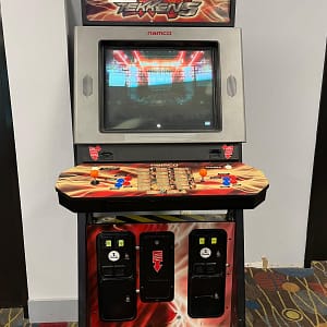 Tekken 5 — το αυθεντικό μηχάνημα της Namco με τα δύο χειριστήρια και τους κερματοδέκτες