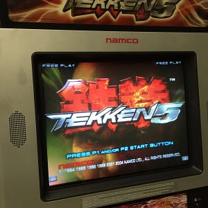 Tekken 5 — η μαρκίζα Namco και η οθόνη έναρξης του παιχνιδιού