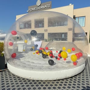 Διάφανος φουσκωτός θόλος (bubble house) με κόκκινα, κίτρινα και μαύρα μπαλόνια στο Pomegranate Hotel, Χαλκιδική