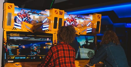 Παίκτες απολαμβάνουν moto simulators σε χώρο ψυχαγωγίας