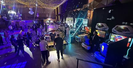 Arcade μηχανήματα στημένα σε εταιρική εκδήλωση στην κύρια αίθουσα του Sky Venue Θεσσαλονίκης